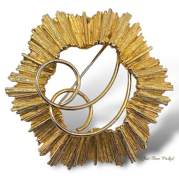 The Unbranded Brand Jewelry - 2.25" Gold Tone Sunburst Starburst Scroll Brooch Pin Unmarked
